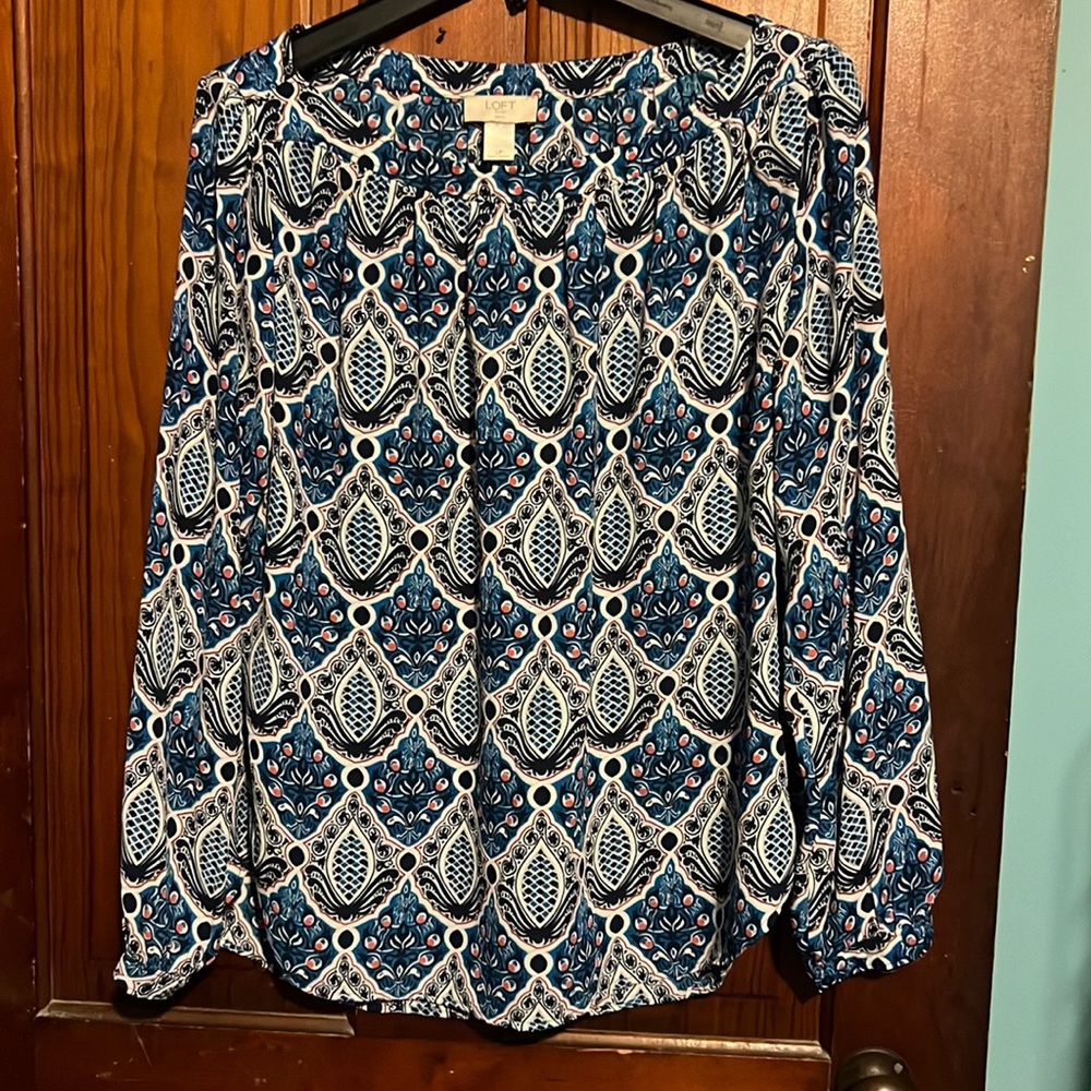 Cute top goes well with navy blue pants